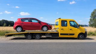 Małe auto na platformie – awaryjne otwieranie aut w Mysłowicach