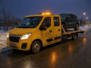 Nocna pomoc drogowa po wypadku – rozbity SUV na lawecie – Mysłowice