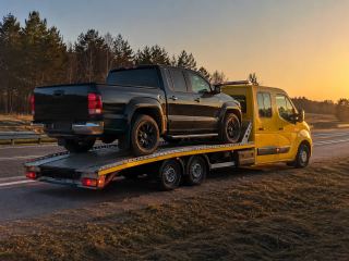 Pickup ściągnięty z pobocza o zachodzie słońca – Mysłowice